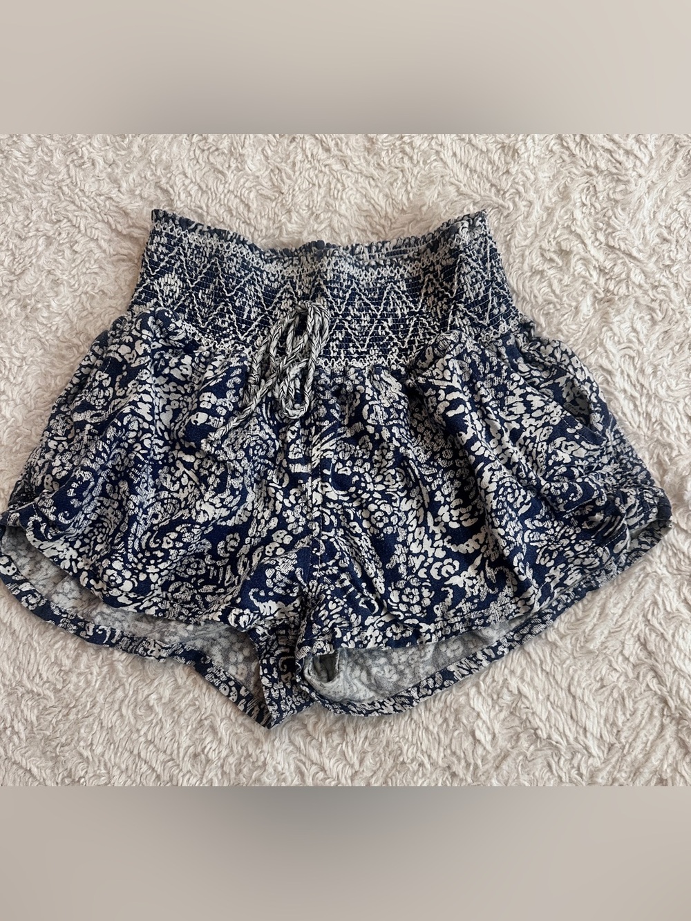 Sincerely Jules Navy & White Smocked Waist Floral Shorts Size M